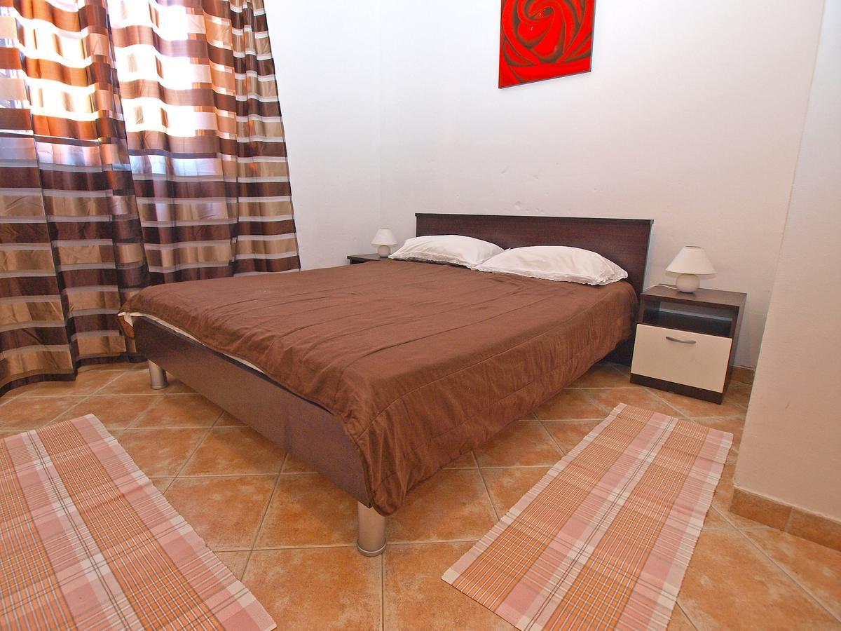 Apartments Sandra 1335 พูลา ภายนอก รูปภาพ
