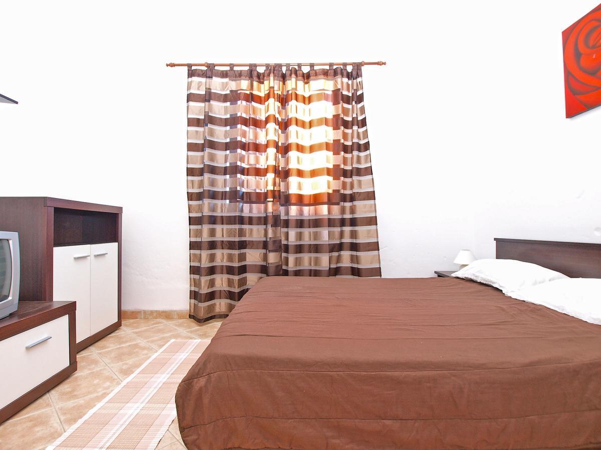Apartments Sandra 1335 พูลา ภายนอก รูปภาพ